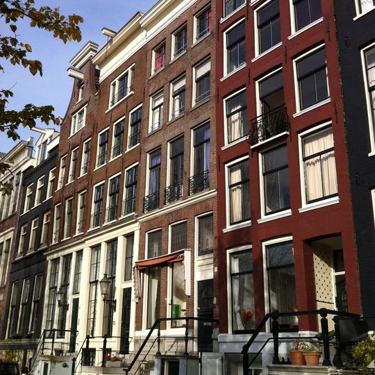 Huis met gevel onder rechte lijst met dakkapel