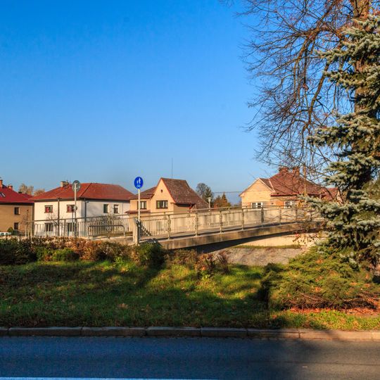 Lávka přes Tichou Orlici u nábřeží Krále Jiřího v Chocni
