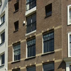 Pakhuis met gevel onder rechte lijst met consoles