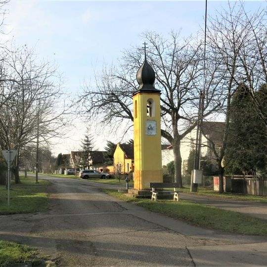 Zvonička na rozcestí v centru Brázdimu