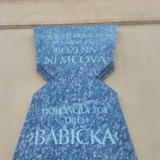 Pamětní deska Boženy Němcové ve Vyšehradské ulici v Praze