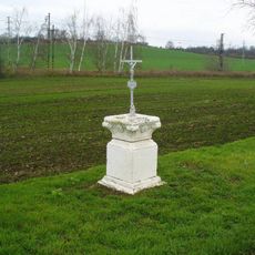 Kříž u silnice z Lišan do Postoloprt