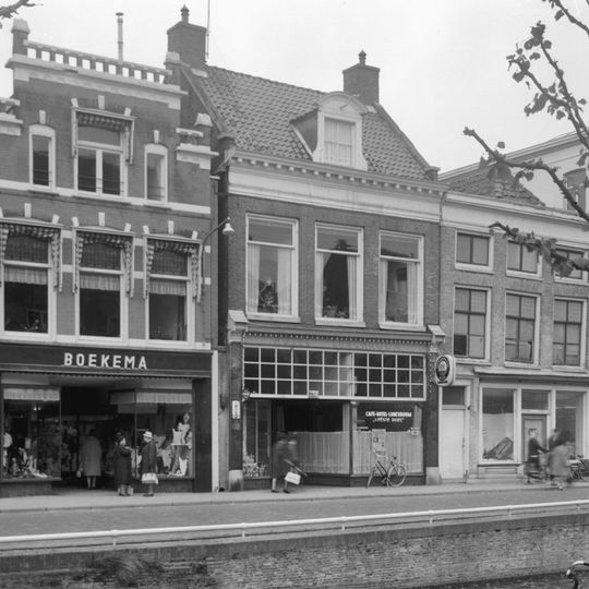 Pand met verdieping onder dwars zadeldak tussen topgevels waarboven schoorstenen