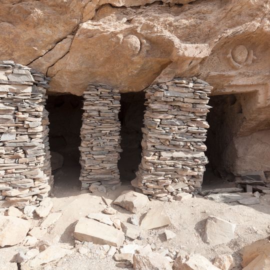 Petit temple taillé dans la roche