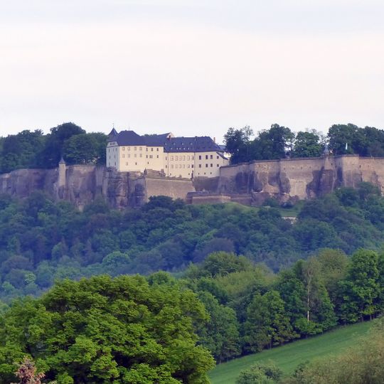 Sachgesamtheit '''Festung Königstein mit Rayon''' mit Einzeldenkmalen, u. a. Torhaus, Kommandantenhaus, Georgenburg, Neues Zeughaus und Caponnierengang, Brunnenhaus, Magdalenenburg, St. Georgs-Kapelle, Alte Kaserne, Schatzhaus, Hauptwache sowie Gär