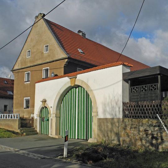 Dreiseithof mit Wohnstallhaus , Scheune und Auszüglerhaus , dazu Einfriedungsmauer und Hofmauer mit Torbogen und Pforte Gorknitzer Straße 20; 20a
