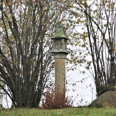 Boží muka v zahradě domu 90 ve Všemilech