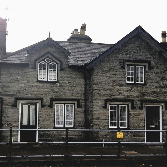 No.100 Heol Maengwyn