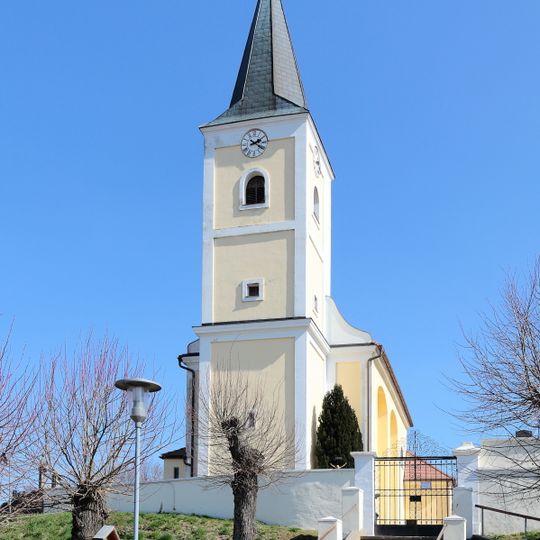 Kath. Pfarrkirche hl. Margaretha mit Kirchhof und Grabsteinen
