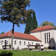 Aufbahrungshalle mit Nebengebäude und Umzäunung