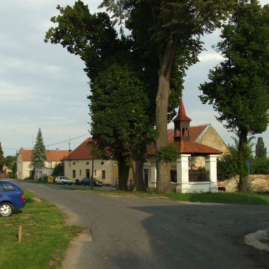 Pamětní deska Karla Tomana na domě 8 v Kokovicích