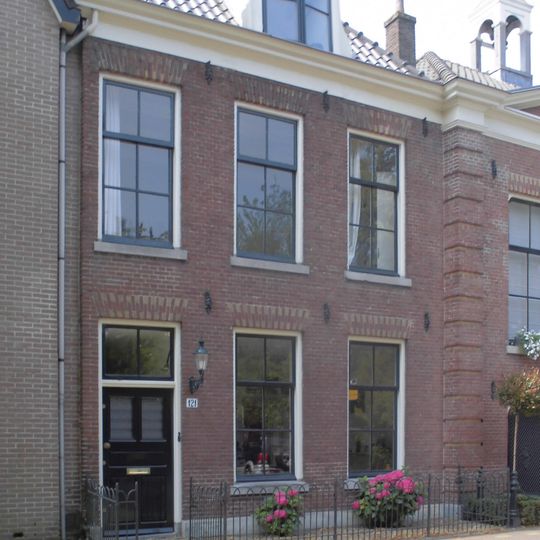 Pand naast raadhuis gelegen
