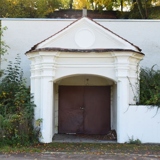 Bierkellerzugang mit barocker Portalarchitektur