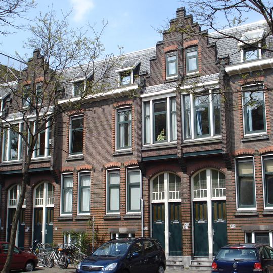 Groep van vier onderkelderde stadswoonhuizen met verdieping onder dwarsgeplaatste zadeldaken met dakkapellen