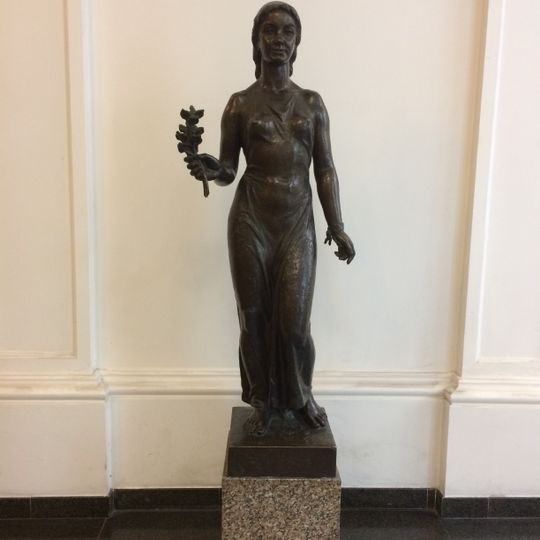 Socha ženy s ratolestí ve vchodu na Hlavní poštu v Praze