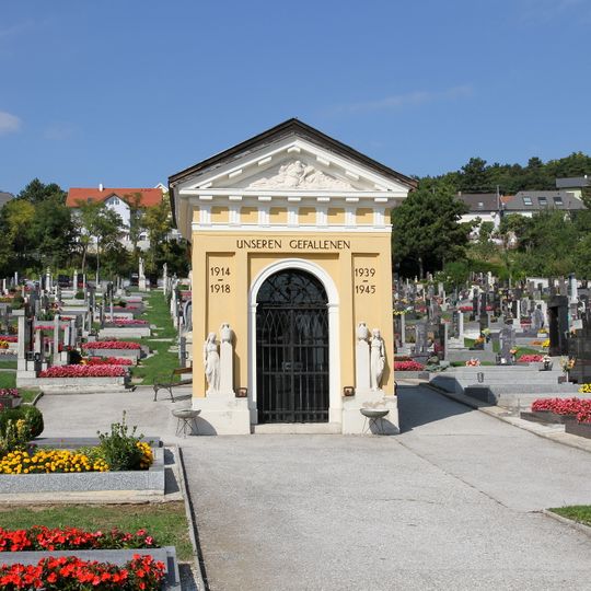 Friedhofskapelle und Kriegerdenkmal
