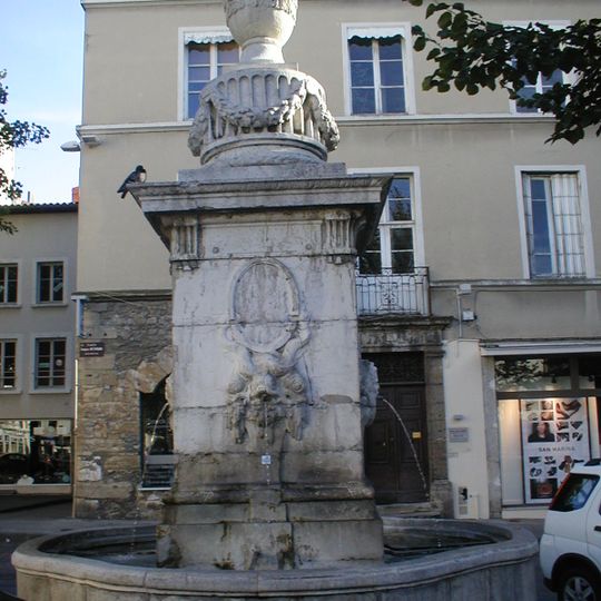 Fontaine, place de l'Hôtel-de-Ville