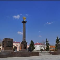 “Harbiy shon-shuhrat shahri” stelasi, Yeletsda