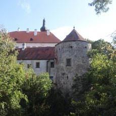 Předzámčí s válcovou věží