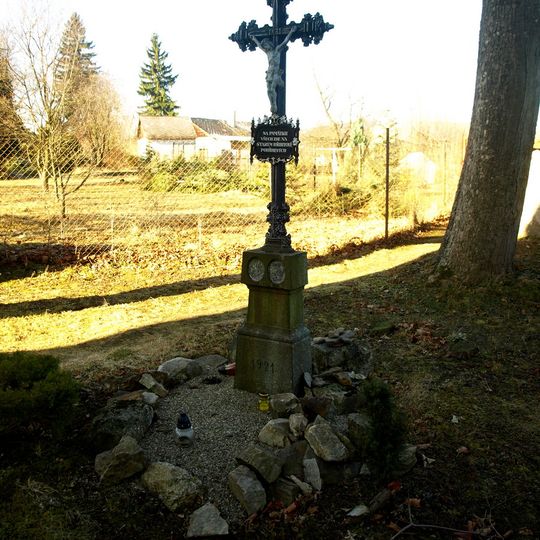 Kříž na zaniklém starém hřbitově u kostela ve Vacově