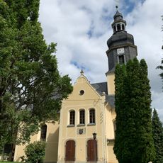 Kirche St. Micheln, Kirchhof, Gefallenendenkmal und alte Grabsteine