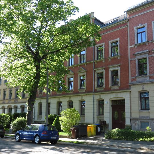 Mietshaus in geschlossener Bebauung mit Vorgarten Ebersdorfer Straße 19