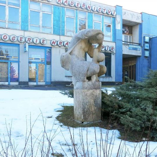 Socha matky s dítětem u nákupního centra v Ještědské ulici