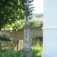 Kříž u kaple v Třebnici