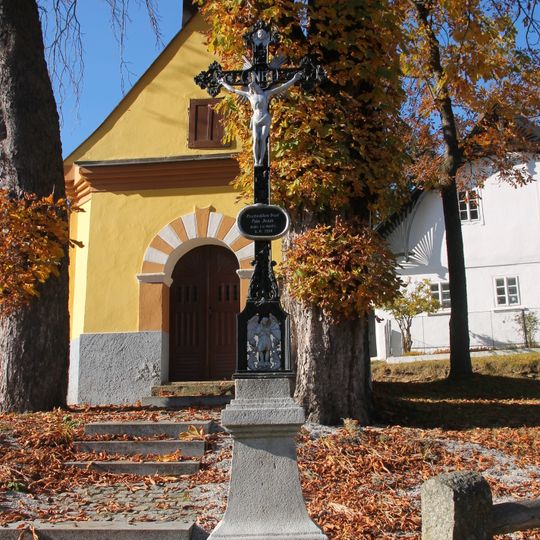 Kříž u kaple svatého Václava ve Vlkonicích