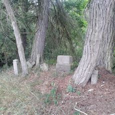 Kříž jihovýchodně od Vlkošova nad mlýnem