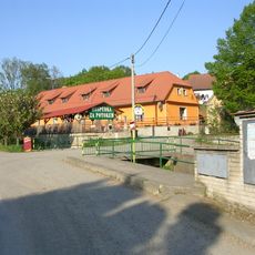 Mostek u autobusové zastávky Petroupim