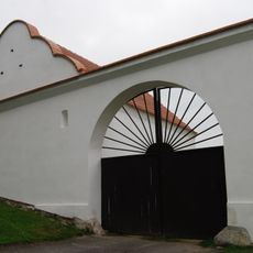 Špýchárek a brána s brankou usedlosti čp. 8
