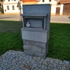 Pomník v severní části návsi