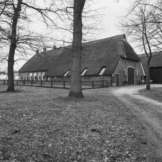 Boerderij met achterbaander onder rieten wolfsdak en bijschuur onder rieten schilddak
