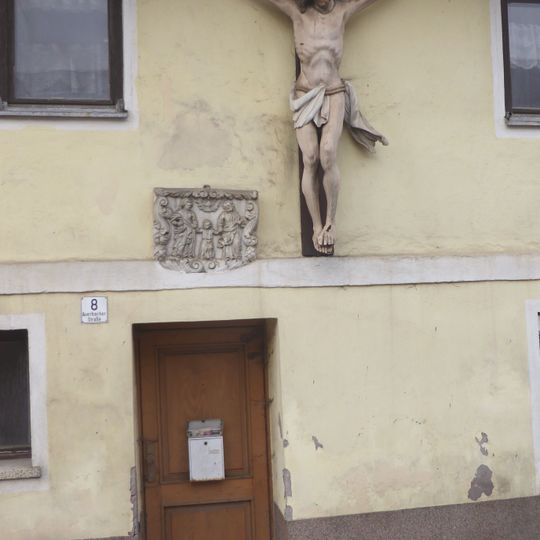 Kruzifix und Sandsteinrelief