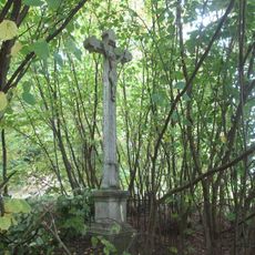 Kříž západně od Horních Chrášťan v křoví