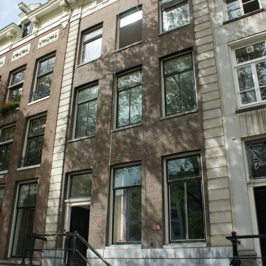 Pand met gevel onder triglyfenlijst met zandstenen hoeklisenen