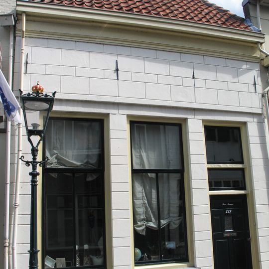 Verdiepingloos pand met gepleisterde lijstgevel