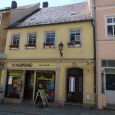 Wohnhaus mit Laden (originale Front) in geschlossener Bebauung Bahnhofstraße 8