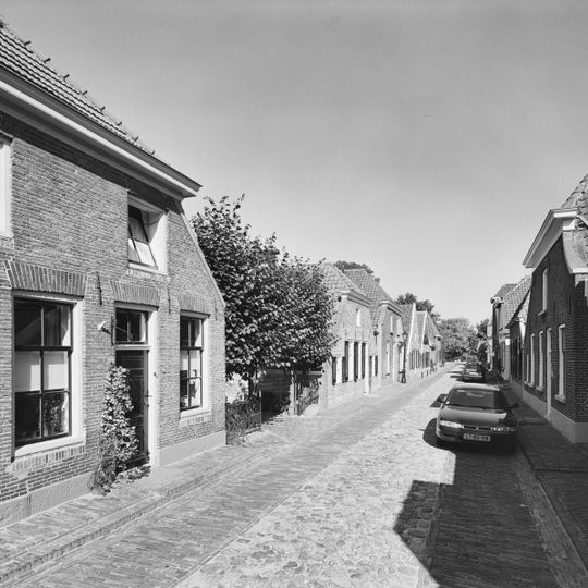 Pand onder afgewolfd zadeldak, met luiken behangen zesruitsvensters. ''De Tapperijen van de Steensteeg''