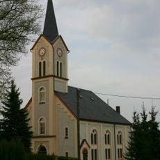 Kirche (mit Ausstattung) und Kriegerdenkmal für die Gefallenen des 1. Weltkrieges auf dem benachbarten Friedhof Schulstraße