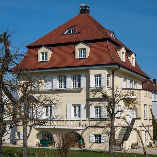 Villa mit Hochparterre