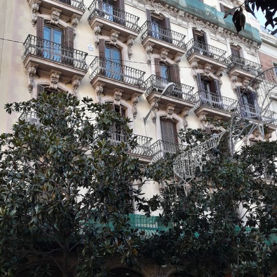 Building in carrer Gran de Gràcia, 137