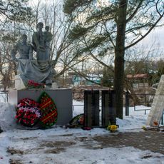 Братское кладбище, где похоронены воины Советской Армии, погибшие в боях с немецко-фашистскими захватчиками в период Великой Отечественной войны за освобождение г. Чудово