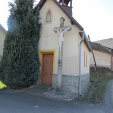 Kříž před kaplí Panny Marie v Janovicích