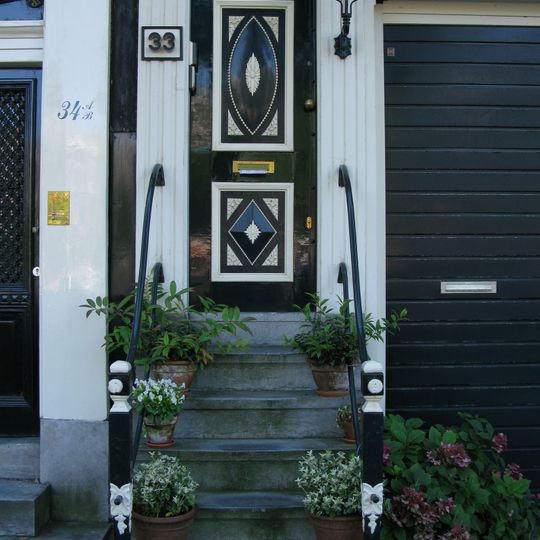 Pand met klokgevel met empire deur