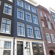 Huis met gevel onder rechte lijst met dakkapel