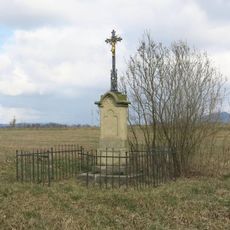 Kříž naproti domu 14 ve Vlčím Dole