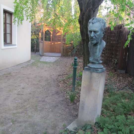 Busta Maxe Švabinského v areálu Hotelu Octárna v Kroměříži