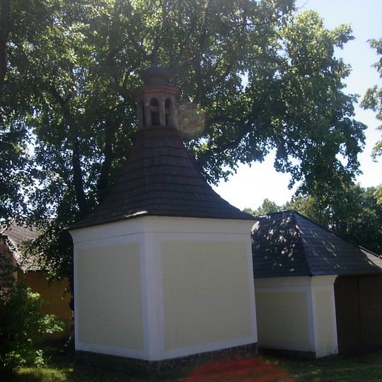 Kaplička s křížem